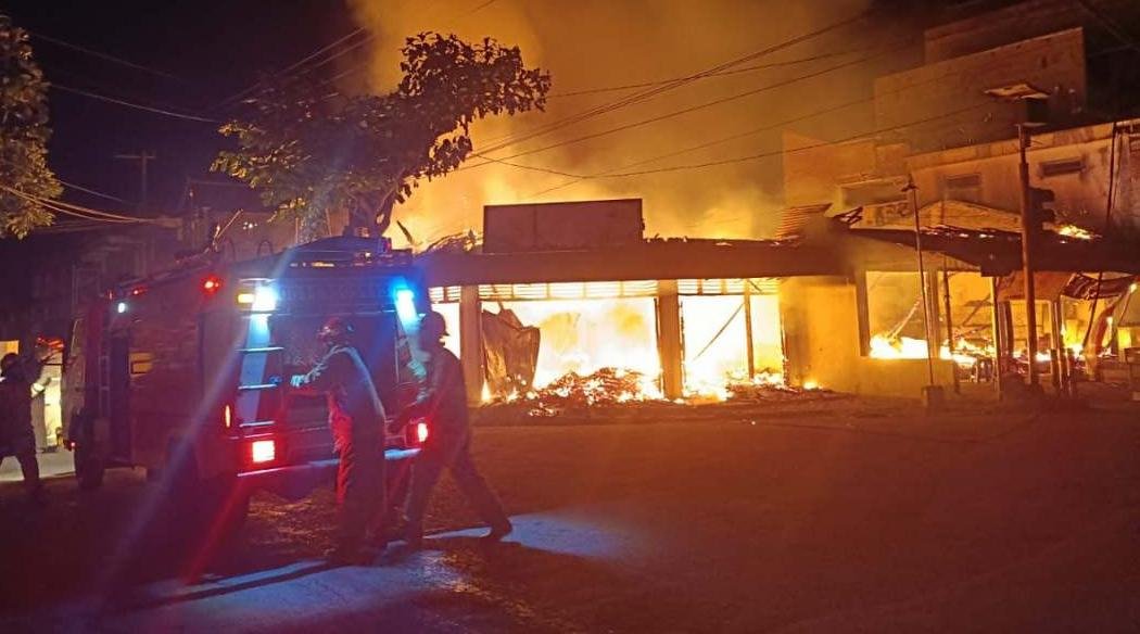 Pasar Kampak di Desa Bendoagung, Kecamatan Kampak, Kabupaten Trenggalek dilanda kebakaran hebat pada Sabtu dini hari, 2 Agustus 2025, sekitar pukul 02.45 WIB. (Foto : Bayu, NewsTujuh)