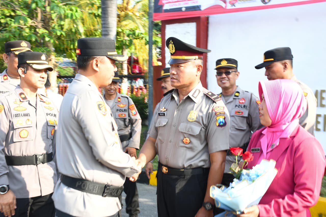Kapolres Madiun Kota memimpin upacara kenaikan pangkat di Mako Polres Madiun Kota (Foto : Zack,NewsTujuh)