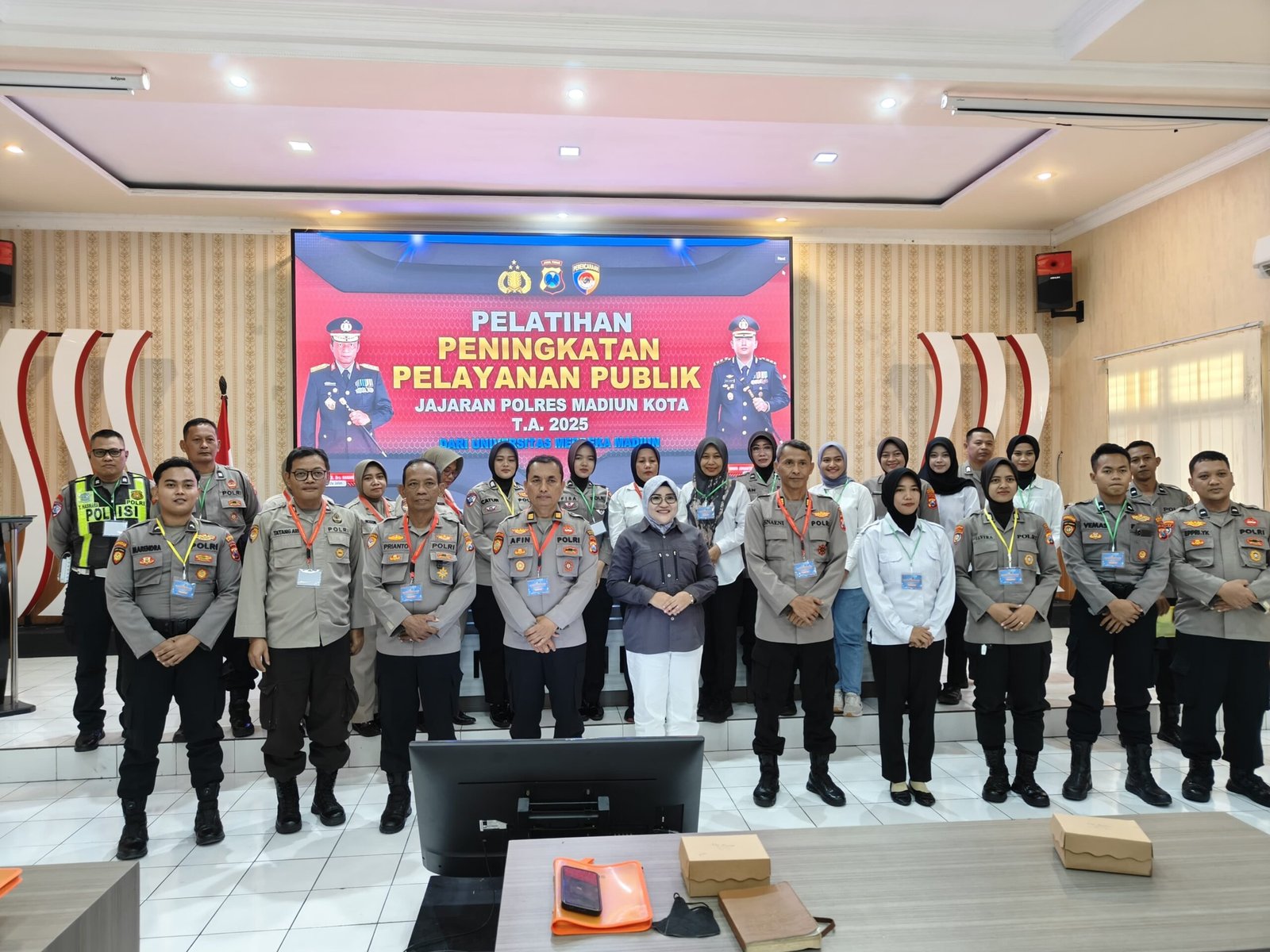 Para personel dari berbagai unit pelayanan menyelenggarakan pelatihan peningkatan pelayanan (Foto : Yog,NewsTujuh)