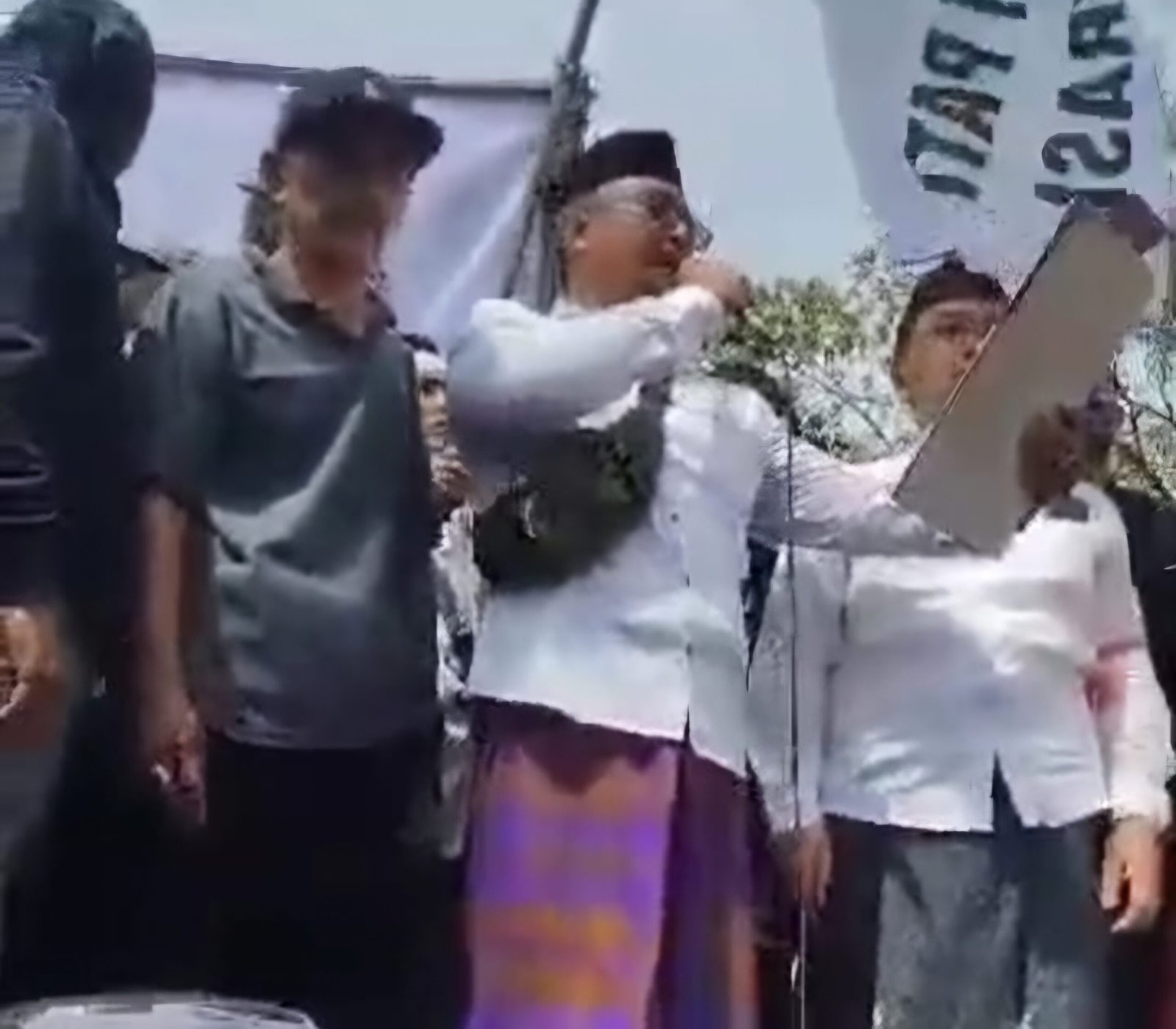 Bupati Sudewo saat orasi membacakan surat pengunduran dirinya (Foto : NewsTujuh)