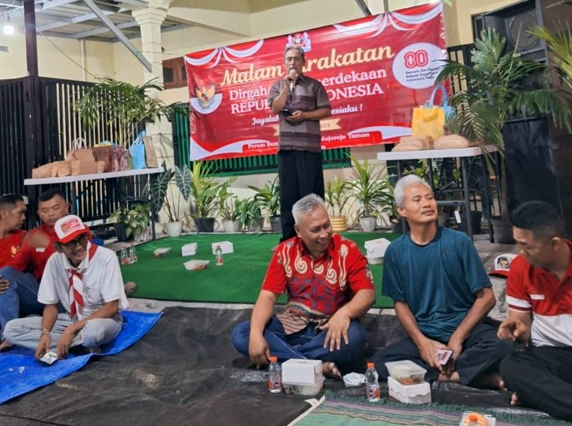 Menyambut Kemerdekaan RI Ke-80 Masyarakat Madiun Lakukan Malam Tirakatan 6 Warga Bumi Mas 2 RT 58, Kelurahan Mojorejo, Kecamatan Taman, Kota Madiun Jawa Timur, Sedang Mengelar Malam Tirakatan (Foto : Isworo,NewsTujuh)