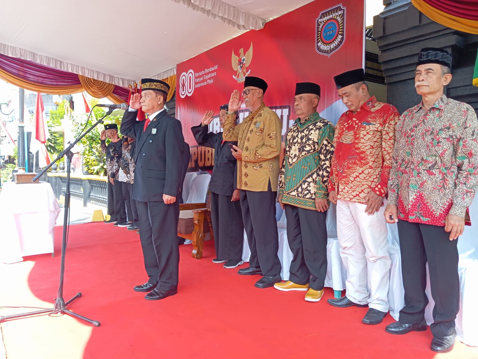 Ketua Umum Persaudaraan Setia Hati Winongo Tunas Muda (PSHW TM) H.R. Agus Wiyono Santoso, S.Sos ketika memimpin jalannya upacara Hari Kemerdekaan RI ke 80 (Foto : Yog,NewsTujuh)