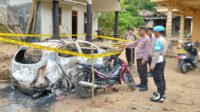 Mobil terbakar habis, pelaku kabur ke hutan usai mengancam dengan sabit. (Foto : Bayu, NewsTujuh)