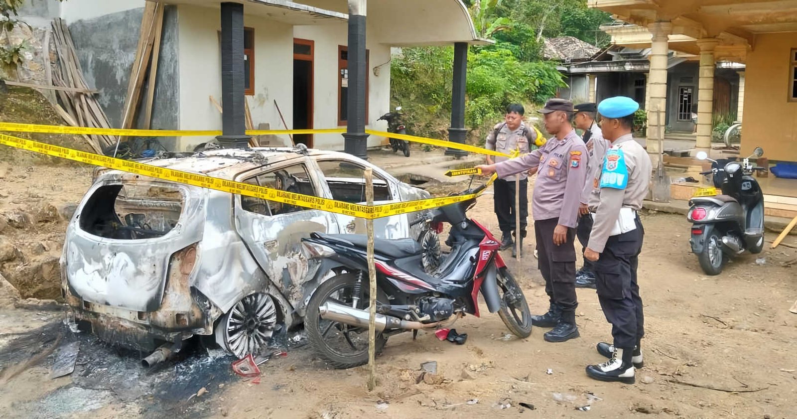 Mobil terbakar habis, pelaku kabur ke hutan usai mengancam dengan sabit. (Foto : Bayu, NewsTujuh)
