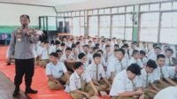 Petugas Polres Madiun Kota ketika memberikan edukasi ke siswa SMA 1 (Foto : Yog,NewsTujuh)