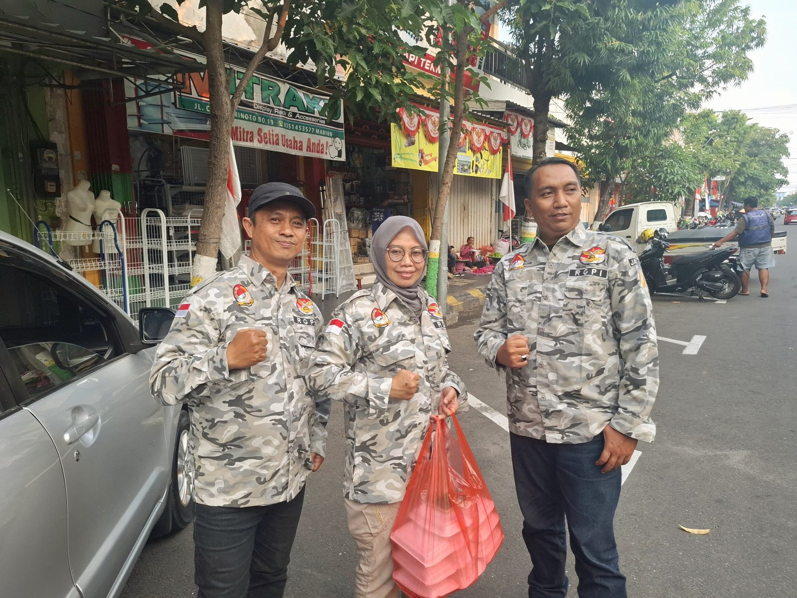 Anggota RGPI Madiun Raya bagikan nasi di sejumlah titik di wilayah Kota Madiun