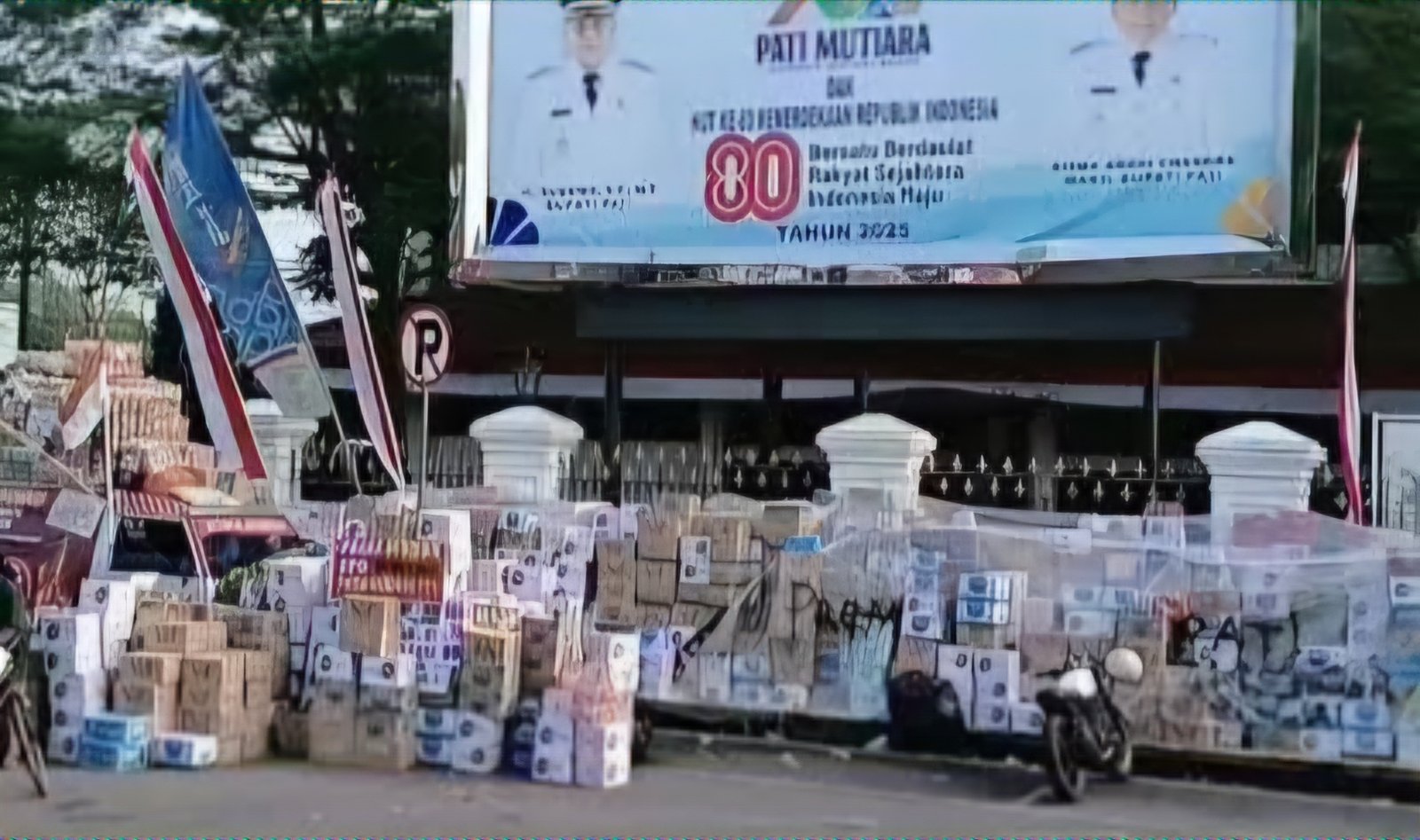 Demo Besar di Pati, Warga Desak Bupati Sudewo Mundur 1 Tumpukan donasi yang mendukung warga untuk demo skala besar (Foto : newstujuh)