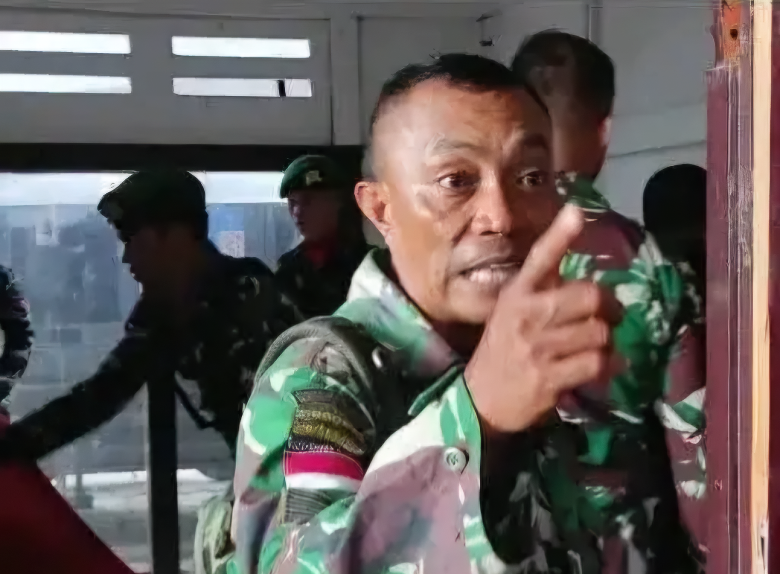 Serma Cristian Namo meluapkan emosi tuntut keadilan buat anaknya yang diduga dianiaya senior (Foto : Dok Video NewsTujuh)