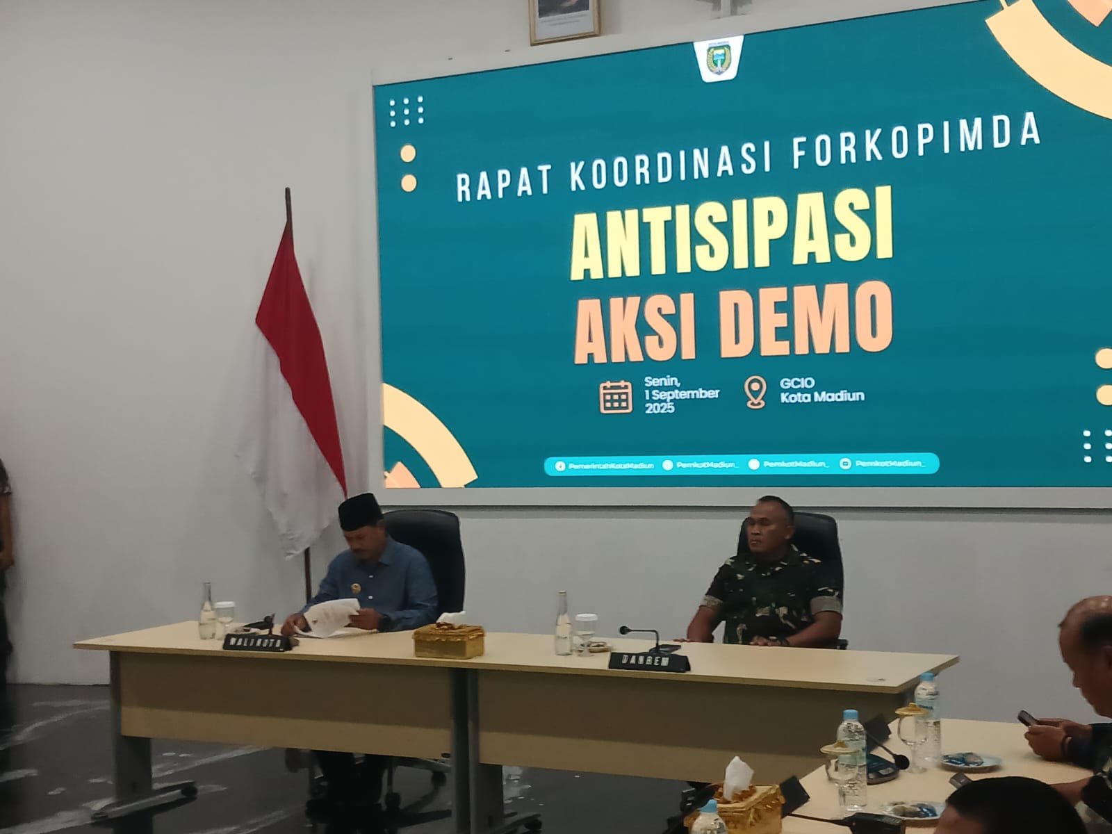 Walikota Madiun Drs.H Maidi (kiri) dan Danrem 081/DSJ Kolonel Untoro Haryanto (kanan) ketika rapat koordinasi forkopimda di GCIO (Foto : Yog,NewsTujuh)