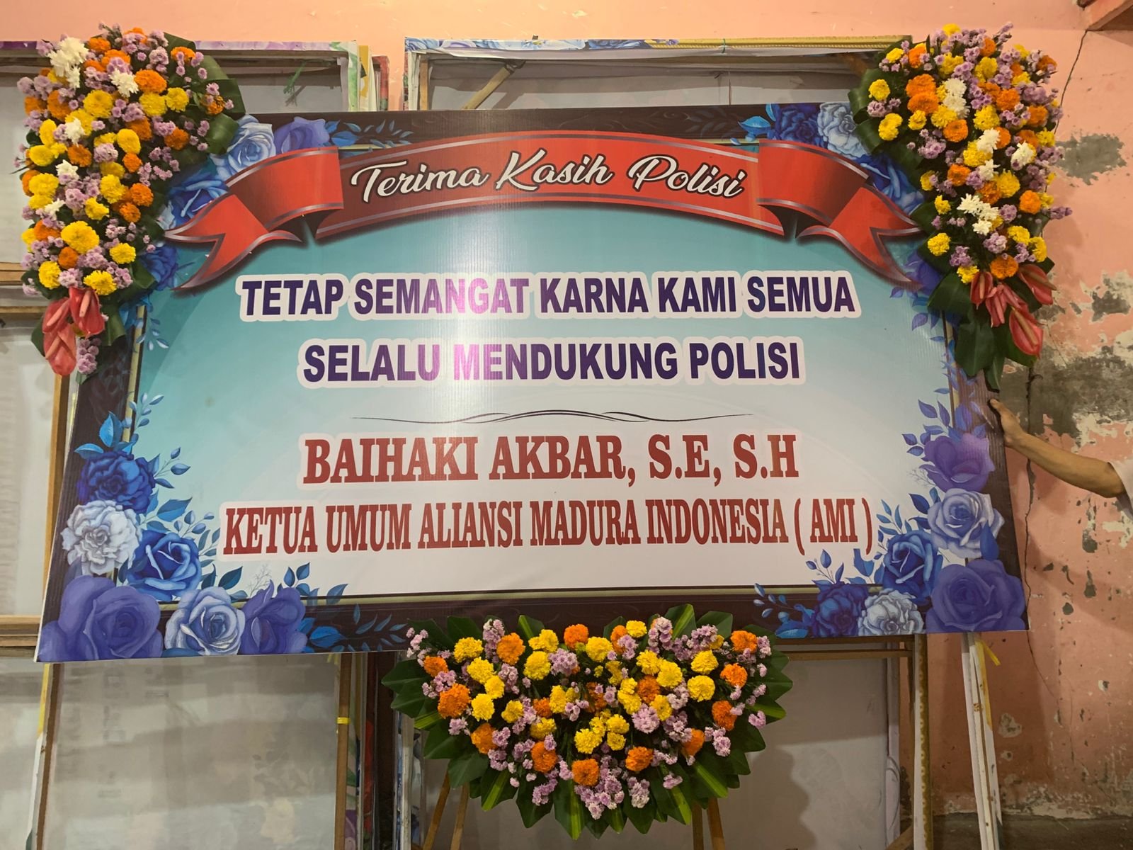 AMI Teguhkan Dukungan, Polri Tak Sendiri Hadapi Anarkisme 2 Aliansi Madura Indonesia (AMI) Kirim Karangan Bunga ke Polrestabes Surabaya. (Foto : Istimewa)