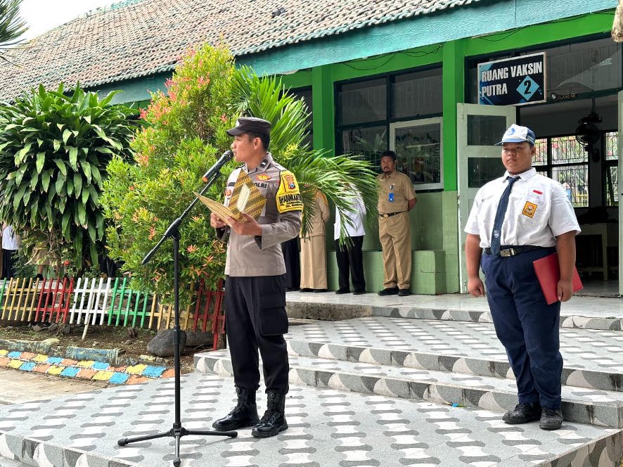 Bhabinkamtibmas Jadi Pembina Upacara di SMPN 7 Madiun, Ingatkan Siswa Bijak Bermedsos 11 Ingatkan Bahaya Hoaks dan Ajarkan Etika Digital kepada Pelajar SMPN 7 Kota Madiun. (Foto : Istimewa)