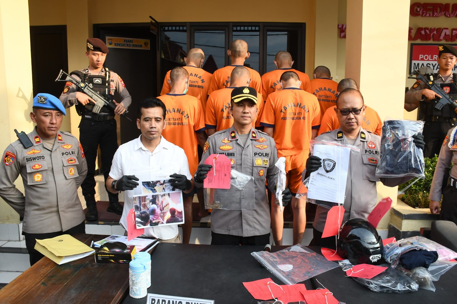 Ricuh Unjuk Rasa DPRD , Bom Molotov hingga Pencurian Diungkap Polres Madiun Kota 1 Polres Madiun Kota mengadakan jumpa pers ungkap kasus bom molotov di DPRD Kota Madiun