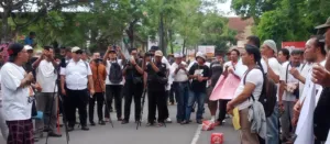 "Ratusan Massa Pejuang Gayatri Geruduk DPRD Tulungagung, Usung 20 Tuntutan" 4 Dari 20 poin tuntutan, beberapa isu mencuat jadi sorotan utama. (Foto : Bayu, NewsTujuh)