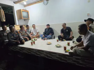 Polsek Kartasura Gelar Patroli Sambang Siskamling Dukung Program "Pagar Mangkok" 3 Program “Pagar Mangkok” Jadi Upaya Perkuat Kemitraan Polisi dan Masyarakat. (Yus, NewsTujuh)
