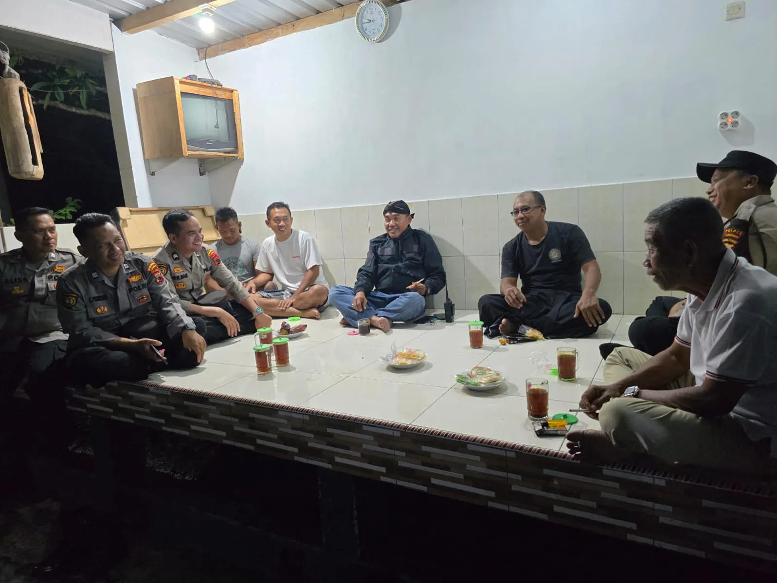 Polsek Kartasura Gelar Patroli Sambang Siskamling Dukung Program "Pagar Mangkok" 1 Program “Pagar Mangkok” Jadi Upaya Perkuat Kemitraan Polisi dan Masyarakat. (Yus, NewsTujuh)