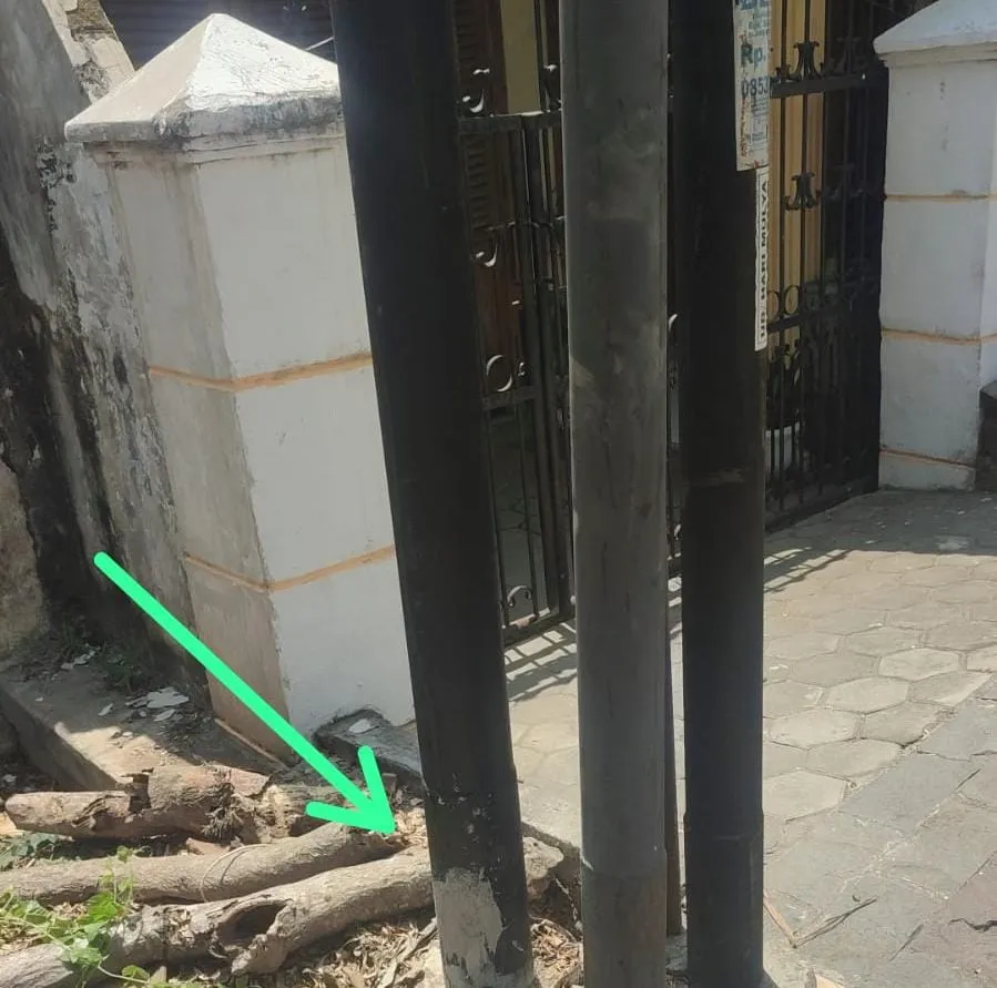 Tak Berizin , Pemilik Tanah Somasi First Media Tuntut Cabut Tiang Internet 1 Pemasangan tiang internet milik first media yang tak berizin melalui pemilik rumah (Foto : Nw,NewsTujuh)