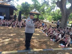 Polres Madiun Kota Gelar Pembinaan Karakter Siswa di Bumi Perkemahan Ngrowo Bening 5 Anggota Satbinmas Polres Madiun Kota memberikan materi pembinaan karakter (Foto : Zack,NewsTujuh)