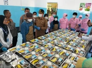 SPPG Polri Gandeng Pemkot Madiun Dalam Program Makan Bergizi Gratis 1 Walikota Madiun Maidi bersama Kapolres Madiun Kota melakukan security check dalam launching program Makan Bergizi Gratis di SPPG Jalan Ciliwung Taman Kota Madiun (Foto : Naw,NewsTujuh)