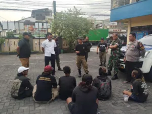 Tindakan Cepat Polsek Kartasura: 6 Remaja Anggota Kelompok Punk Diamankan di Puskesmas Kartasura 1 Petugas Gabungan Bergerak Cepat Amankan Remaja Punk yang Resahkan Puskesmas. (Foto : Yus, NewsTujuh)