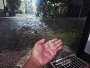 Warga Gempar , Desa Pilangrejo Diguyur Hujan Es Setelah Panas Menyengat 1 Salah satu butiran es yang bisa diabadikan kamera ponsel oleh satu warga perumahan (Foto : Naw,NewsTujuh)