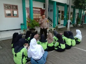Polisi Ajak Pelajar SMK di Madiun Cegah Bullying dan Bijak Bermedsos 1 Bhabinkamtibmas Kelurahan Banjarejo berikan edukasi pencegahan bullying dan ajak bijak bermedsos (Foto : Zack,NewsTujuh)