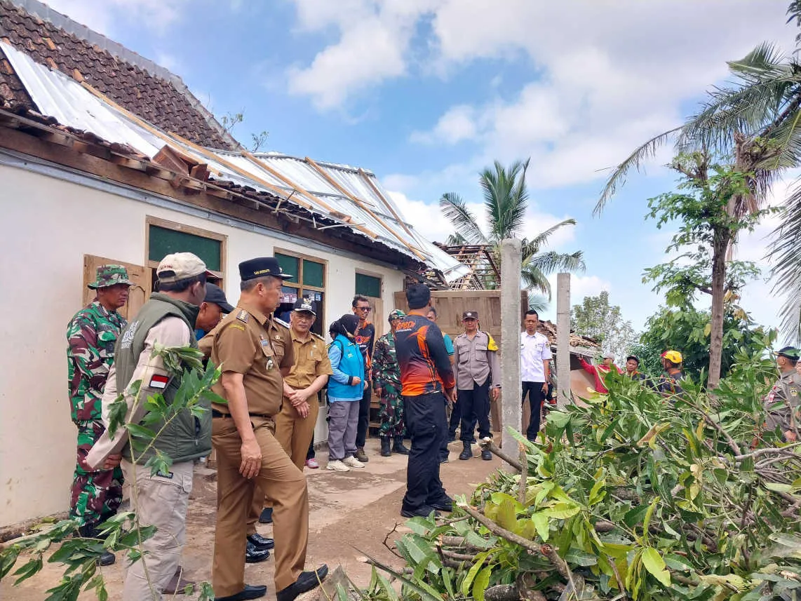 Bupati Madiun Pastikan Penanganan Cepat di Tiga Desa Terdampak Puting Beliung 1 Bupati Madiun Pastikan Penanganan Cepat di Tiga Desa Terdampak Puting Beliung
