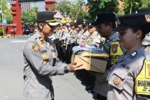 Polres Madiun Kota Distribusikan Kaporlap dan Periksa Kendaraan Dinas untuk Jaga Kesiapan Operasional 1 Wakapolres Madiun Kota melaksanakan pendistribusian kepada anggota (Foto : Zack,NewsTujuh)