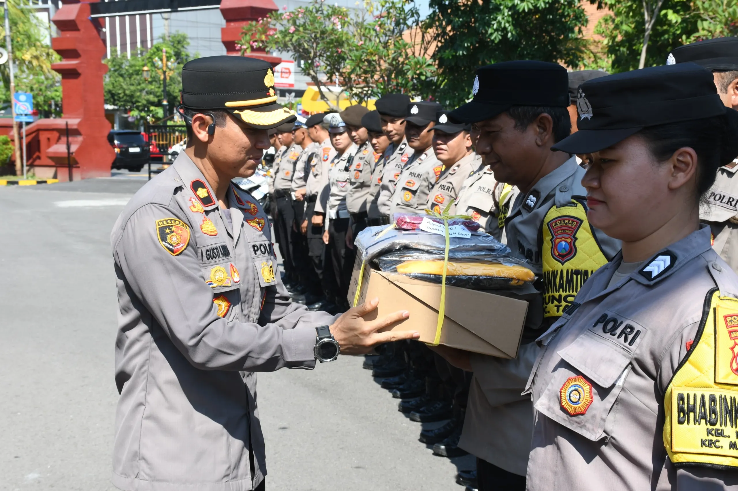 Polres Madiun Kota Distribusikan Kaporlap dan Periksa Kendaraan Dinas untuk Jaga Kesiapan Operasional 1 Wakapolres Madiun Kota melaksanakan pendistribusian kepada anggota (Foto : Zack,NewsTujuh)