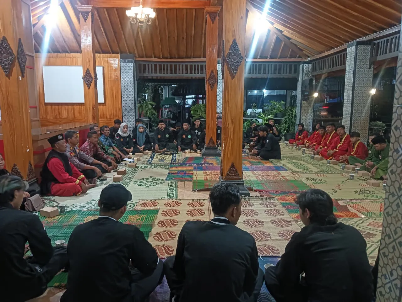 Polsek Grogol Sukoharjo Gelar Silaturahmi Tiga Pilar Bersama Paguyuban Pencak Silat 1 Polsek Grogol bersama Forkopimcam Sukoharjo dan Paguyuban Pencak Silat gelar silaturahmi tiga pilar untuk menjaga keamanan dan kerukunan masyarakat. (Foto : NewsTujuh)