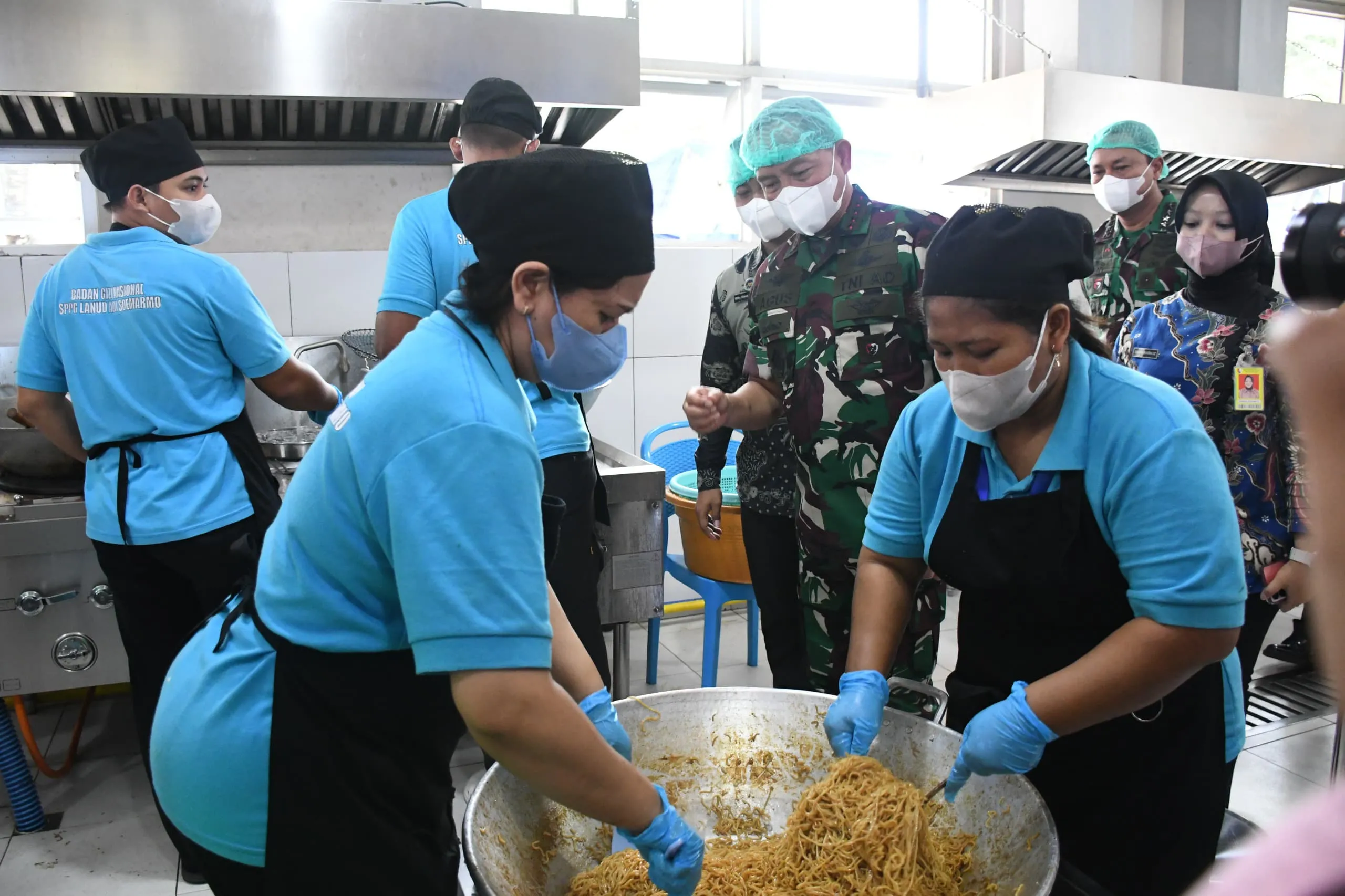 Proses memasak, dan mengemas MBG. (Foto : NewsTujuh)