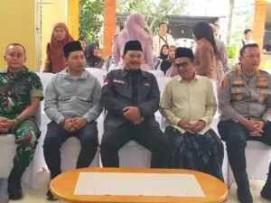 Generasi Emas 2025, Wali Kota Madiun Launching Dapur SPPG 10 Wali Kota Madiun Drs. H. Maidi bersama pejabat Forkopimda saat meresmikan Dapur SPPG di Ponpes Al-Mardliyyah, Selasa (30/9/2025). (Foto : Naw, NewsTujuh)