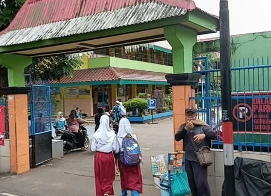 Terkini!! 20 Siswa SDN 01 Gedong Jakarta Keracunan Usai Santap Makanan Bergizi Gratis (MBG) 1 SDN 01 Gedong Pasar Rebo Jakarta Timur (Foto : Wily,NewsTujuh)
