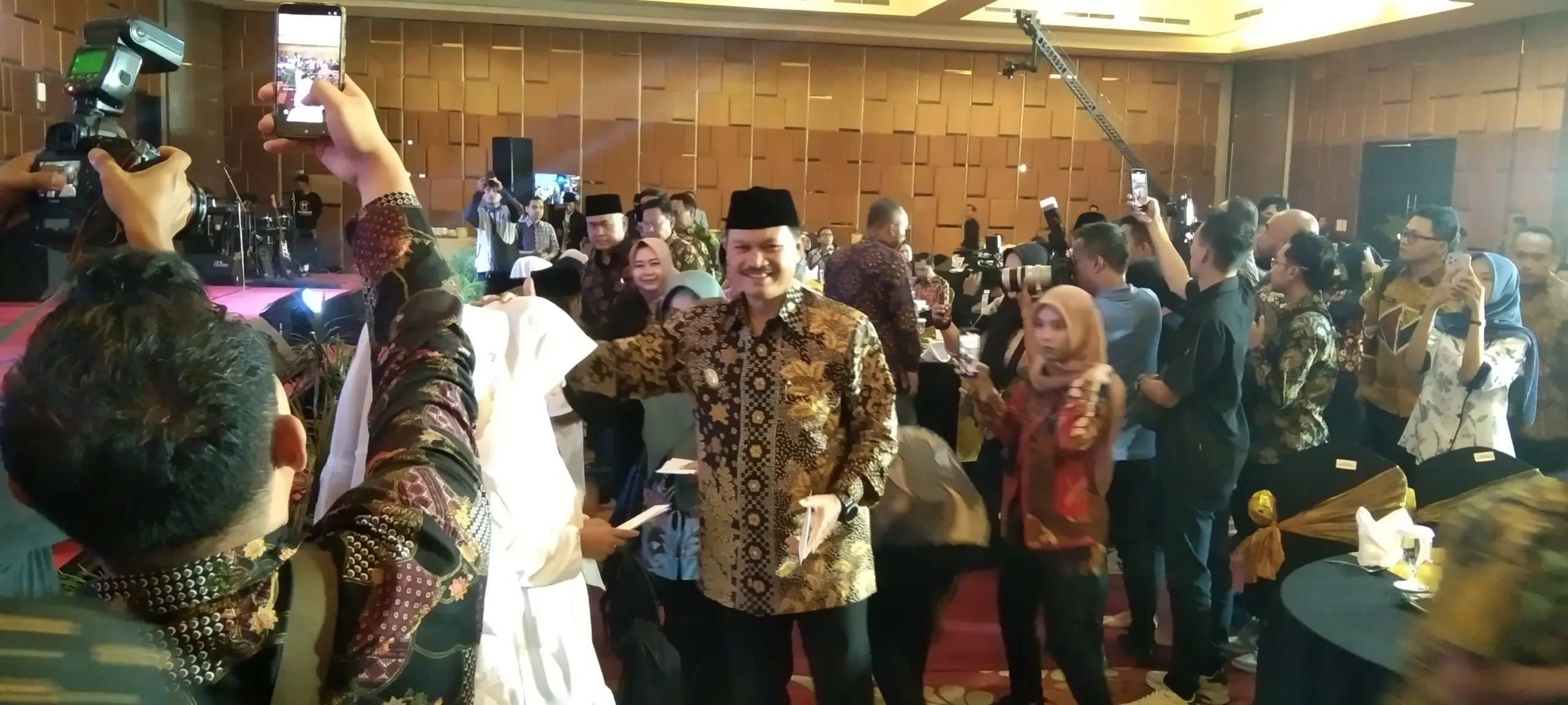 Radar Madiun Awards 2025 Apresiasi Tokoh, Lembaga, dan Institusi Inspiratif 2 Radar Madiun beri santunan pada anak yatim yang di serahkan oleh para tokoh pimpinan daerah. (Foto : Her, NewsTujuh)