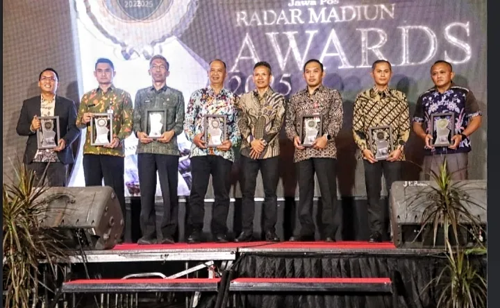 Radar Madiun Awards 2025 Apresiasi Tokoh, Lembaga, dan Institusi Inspiratif 1 Radar Madiun Awards 2025 memberi penghargaan kepada tokoh, lembaga, dan institusi inspiratif se-Madiun Raya yang berkontribusi pada pembangunan daerah. (Foto : NewsTujuh)