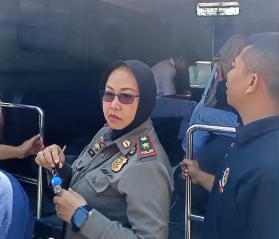 Geger! Sepasang Remaja Diduga Mesum di Halaman Masjid Quba Caruban, Satpol PP Turun Tangan 1 Satpol PP Madiun mengamankan kedua pasangan muda mudi untuk dibawa ke Kantor untuk diberikan pembinaan dan peringatan (Foto : Yog,NewsTujuh)