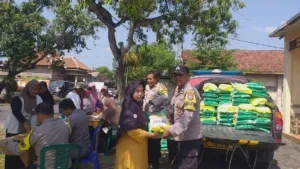 Polsek Jiwan Salurkan 4 Ton Beras SPHP, Warga Antusias Sambut Gerakan Pangan Murah di Madiun 2 polsek jiwan jual beras murah