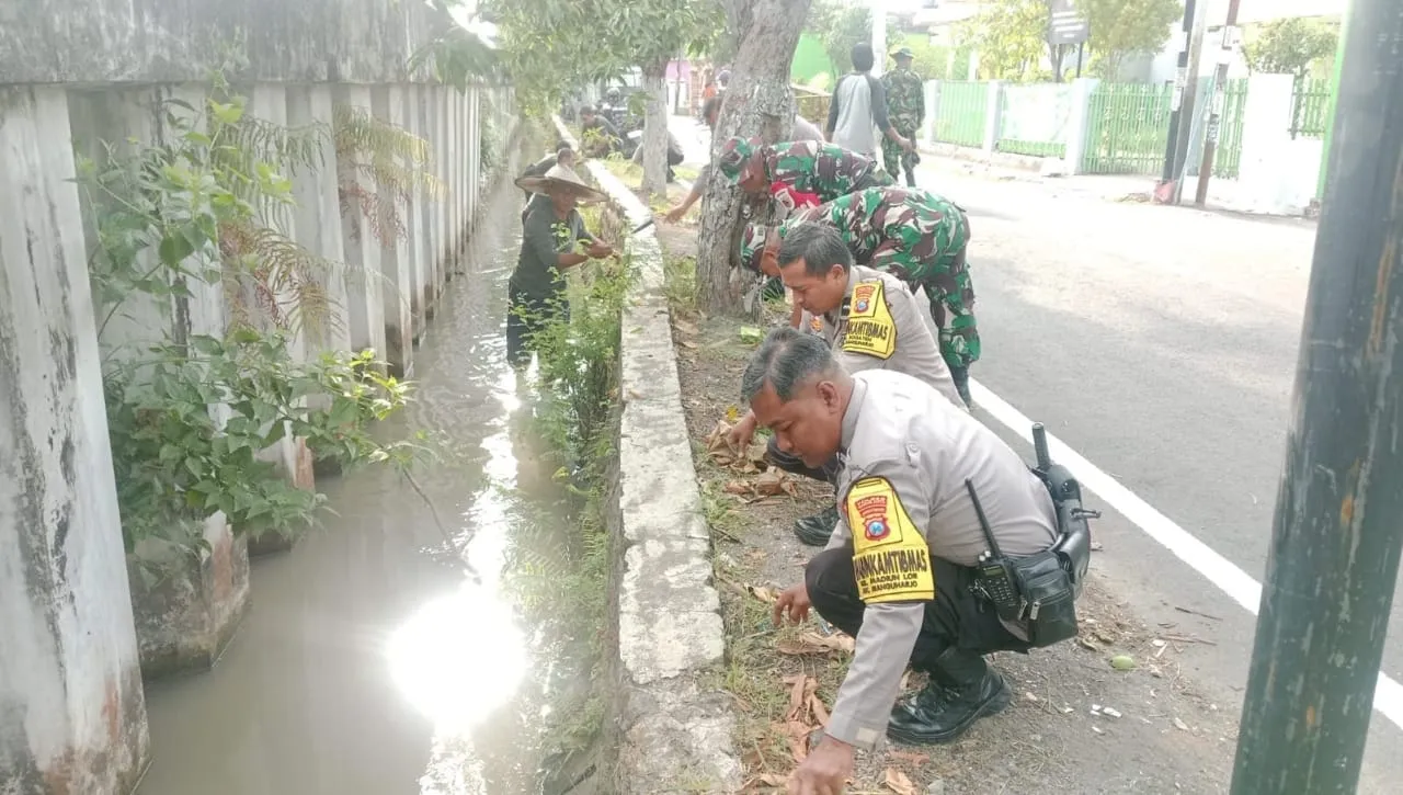TNI dan Polri Gelar Karya Bakti Bersih-Bersih Pasar Winongo Madiun dalam HUT TNI ke-80 1 TNI dan Polri Gelar Karya Bakti Bersih-Bersih Pasar Winongo Madiun dalam HUT TNI ke-80