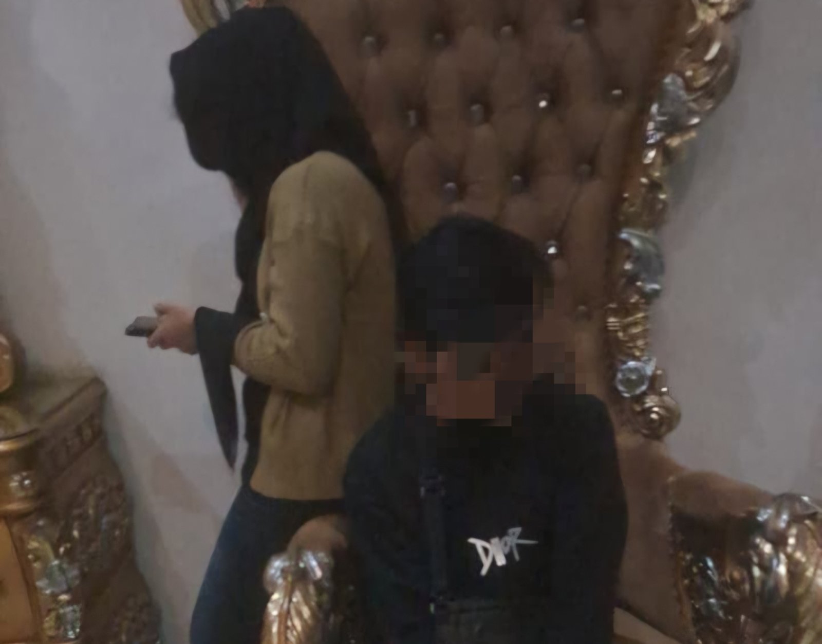 Pasangan Muda Diduga Mesum , Diamankan Warga di Wisma Queen Pematang Reba 1 Sepasang remaja yang diduga mesum