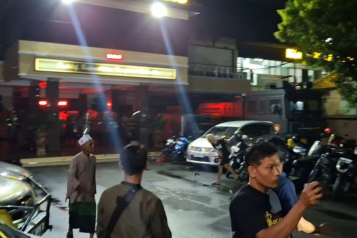 Kematian Terduga Pencuri Hewan Picu Amarah Massa, Polres Lumajang Diserbu Warga 2 68ebc7dcd4d23