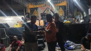 Hari Jadi Kartasura ,Dr.Suratno S.H., M.H. Hibahkan Mobil Jip Untuk Relawan 5 Serah terima bantuan mobil jib. (Foto : Yus/Naw, NewsTujuh)