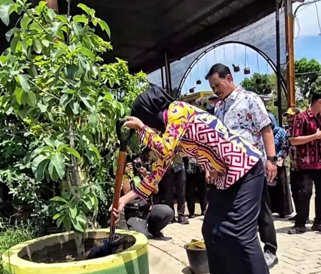 TPA Winong Jadi Percontohan, Pemkot Kediri Siap Terapkan Teknologi Pengelolaan Sampah Modern 2 Wali Kota Kediri kunjungan ke TPA Winong. (Foto ~ BM, Her.NewsTujuh)