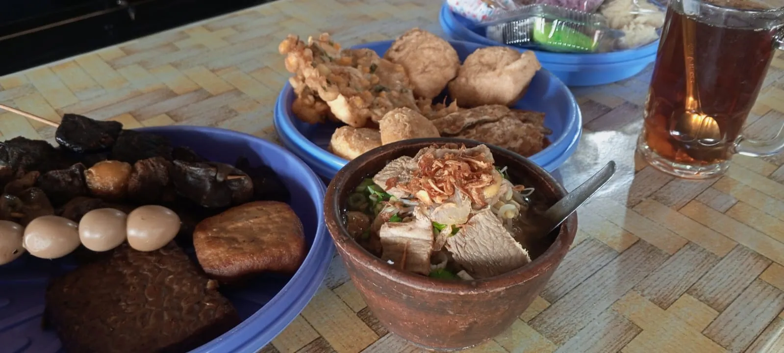 Soto Gerabah Bu Yayun Boyolali Enak dan Unik 2 Soto Gerabah Bu Yayun Boyolali dengan penyajian khas gerabah tanah liat. (Foto : Nugie, NewsTujuh)