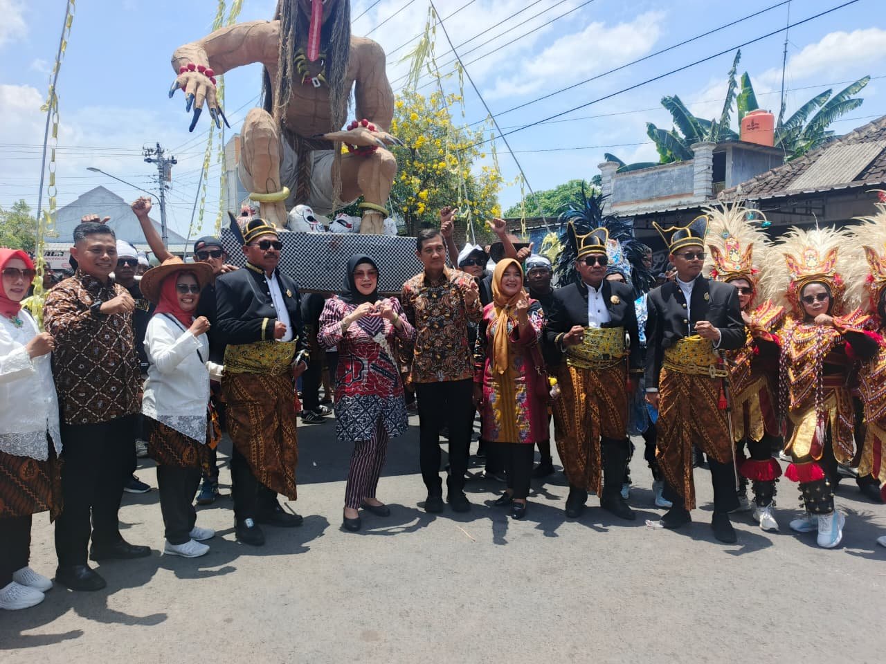Kemeriahan Kirab Budaya Warnai Hari Jadi ke-345 Kartasura 3 Bupati Sukoharjo bersama Camat Kartasura, tokoh adat, dan perwakilan Keraton Surakarta berfoto bersama di kirab budaya Hari Jadi Kartasura ke-345. (Yus, NewsTujuh)