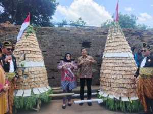 Kemeriahan Kirab Budaya Warnai Hari Jadi ke-345 Kartasura 6 Kirab Budaya Kartasura 2025 meriahkan Hari Jadi ke-345 dengan gunungan hasil bumi dan partisipasi masyarakat di Petilasan Keraton Kartasura. (Foto : Yus, NewsTujuh)