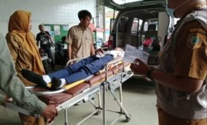 Diduga Keracunan MBG, Puluhan Siswa SMPN 1 Boyolangu Dilarikan ke Puskesmas 3 Petugas medis Puskesmas Boyolangu menangani siswa SMPN 1 Boyolangu yang diduga keracunan makanan program MBG. (Foto : Bayu Krisna, NewsTujuh)