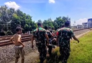 Nyaris Jadi Korban, Mahasiswa Diduga Depresi Dievakuasi dari Rel KA Jembatan Beteng Madiun 7 Anggota TNI Koramil Manguharjo mengevakuasi mahasiswa depresi dari rel kereta Jembatan Beteng Winongo Madiun. (Her, NewsTujuh)