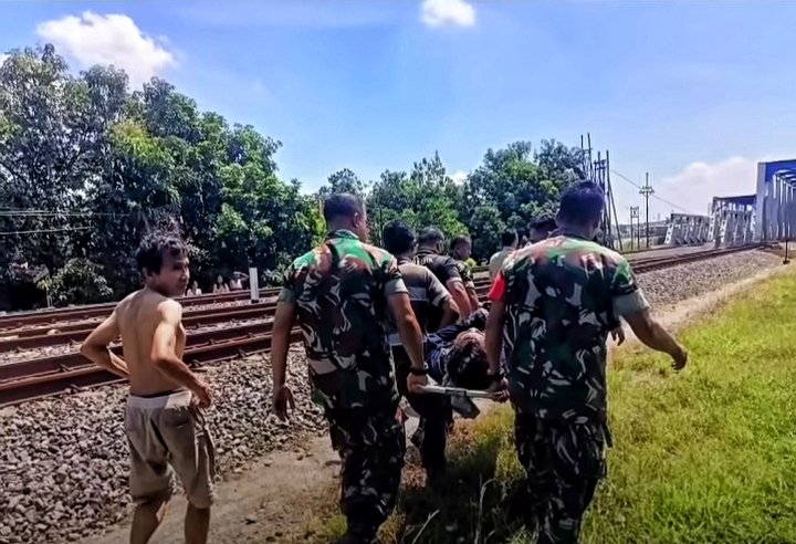 Nyaris Jadi Korban, Mahasiswa Diduga Depresi Dievakuasi dari Rel KA Jembatan Beteng Madiun 1 Anggota TNI Koramil Manguharjo mengevakuasi mahasiswa depresi dari rel kereta Jembatan Beteng Winongo Madiun. (Her, NewsTujuh)