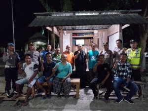 Polres Madiun Kota Tingkatkan Keamanan Lingkungan Lewat Sambang Poskamling Serentak 6 Anggota Polres Madiun Kota melakukan sambang poskamling di wilayah Kelurahan Taman, Madiun. (Foto : Naw, NewsTujuh)