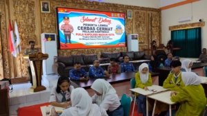 Lomba Cerdas Cermat Polres Madiun Kota Hadirkan Semangat Nasionalisme Pelajar 5 Kasat Binmas Polres Madiun Kota AKP Danar Suntaka membuka Lomba Cerdas Cermat Pelajar tingkat SMA/SMK/MA di SMKN 3 Madiun untuk menumbuhkan semangat cinta tanah air. (Foto : HER, NewsTujuh)