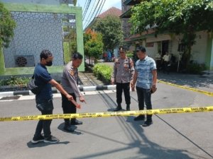 Mahasiswi UIN Raden Mas Said Surakarta Ditemukan Meninggal 1 Polisi melakukan olah TKP di gedung Laboratorium Terpadu Fakultas Psikologi UIN Raden Mas Said Surakarta, lokasi ditemukannya mahasiswi yang diduga bunuh diri. (Yus, NewsTujuh)